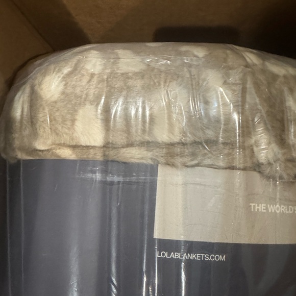 Lola Blankets/Plush Faux Fur Blanket/Throw/Size L/Tan/Cream/NEW! SEALED/NIB! - Picture 11 of 16